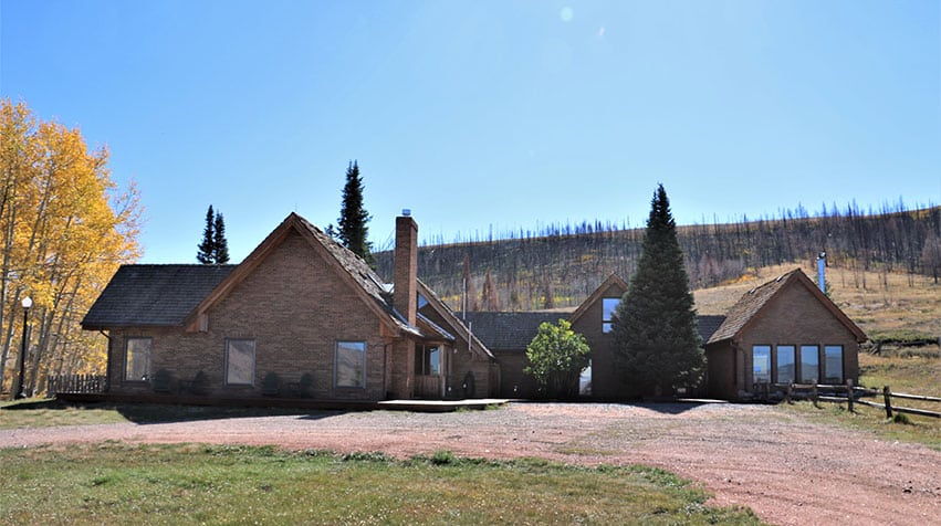 Front of the Rebel Ranch Guest Lodge on a cloudless day.